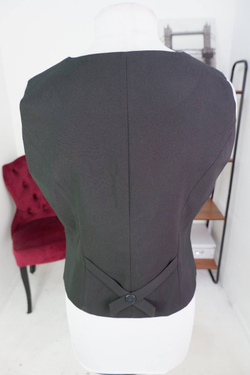 Жилетка Bravo приталенная, визуально на 48 размер, новая