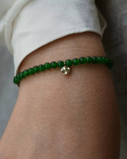 браслет из нефрита с золотым мятым листом (4 мм)