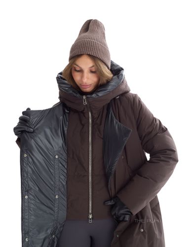 Длинный пуховик темно-шоколадного цвета с поясом