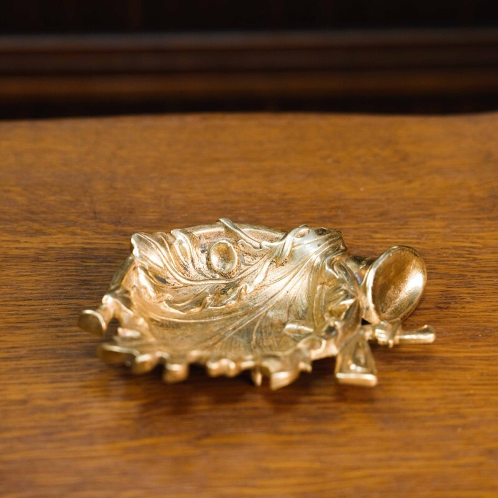 Антикварная латунная пепельница в охотничьем стиле