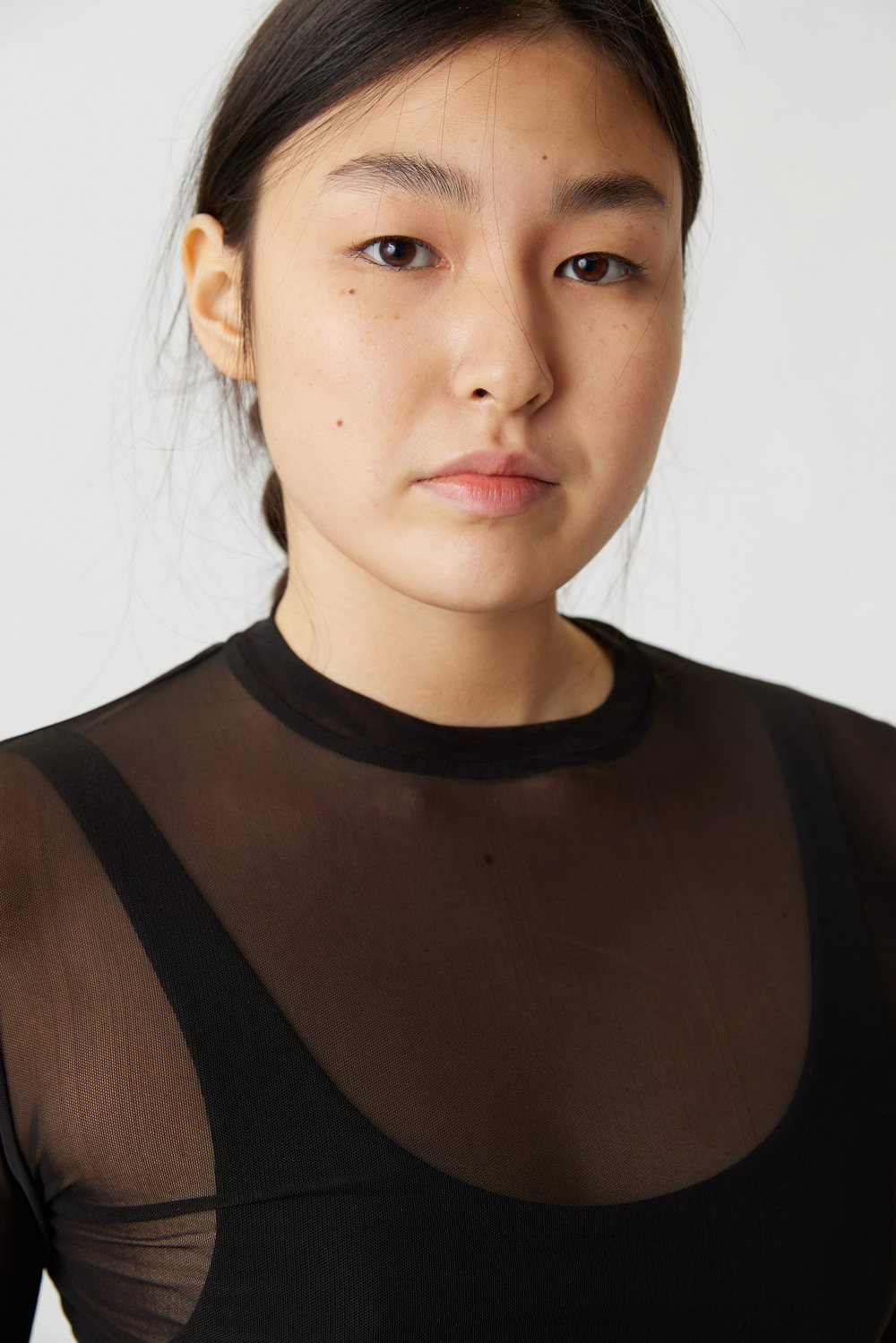 Топ прилегающего силуэта из черной сетки