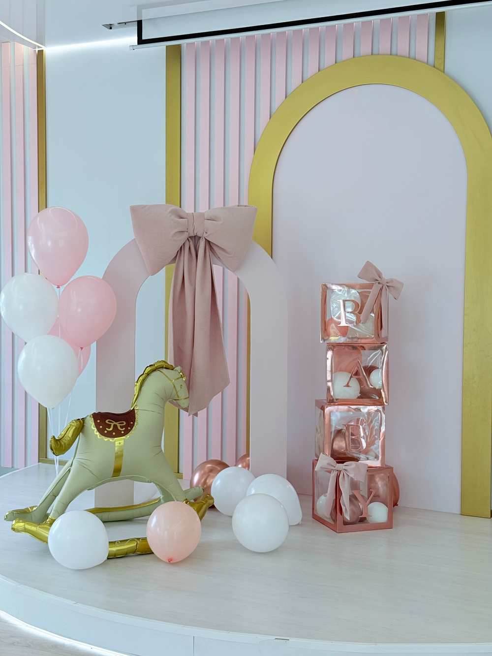 Фотозона на годик с лошадкой