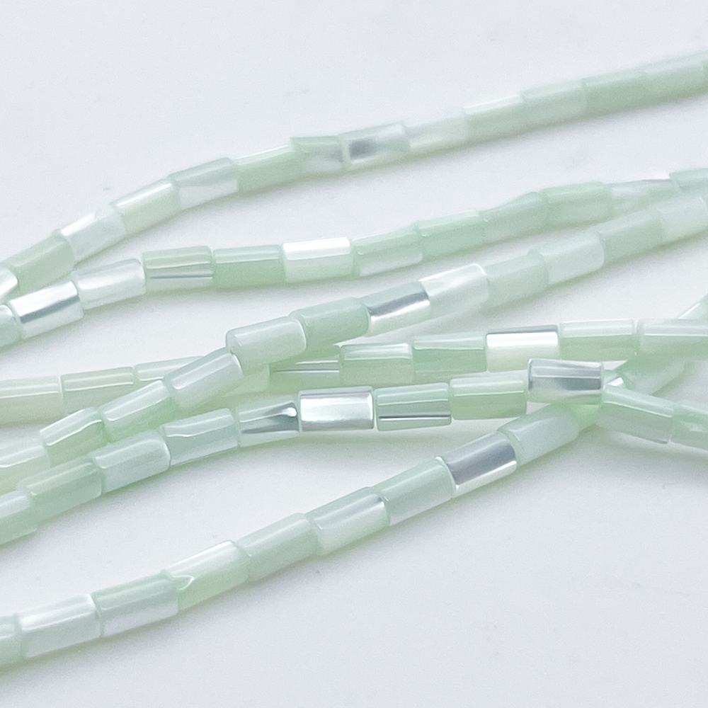 Перламутр тонированный, цвет мятный, размер около 5*2,8 мм, цена за отрезок 36-37 шт (1/2 нити)