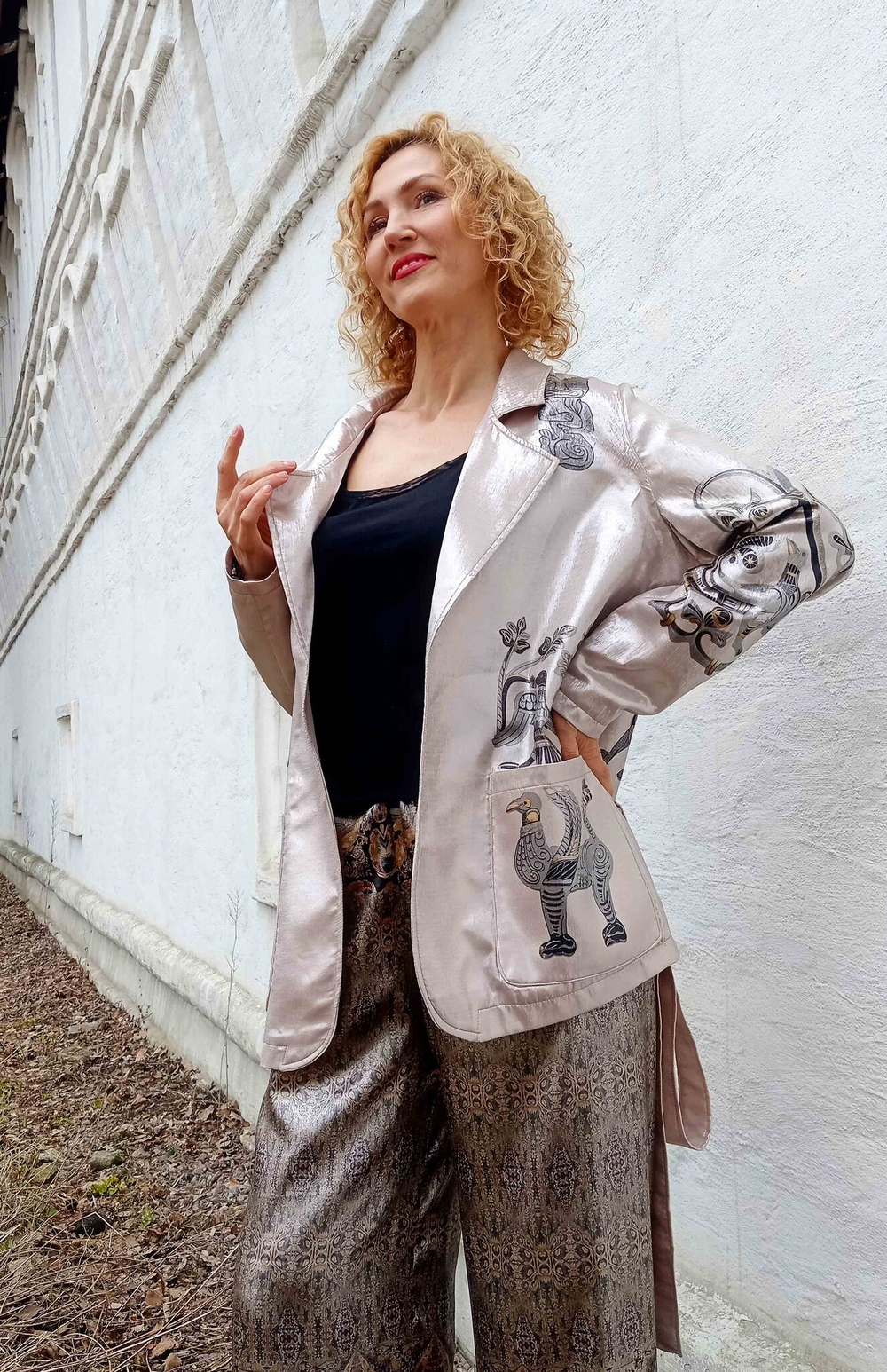 Жакет на подкладке "Утреннее серебро" (коллекция "Сны белого камня"), по мотивам белокаменной резьбы домонгольских соборов Владимирской земли