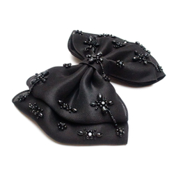 Бант классический с россыпью черных цветов