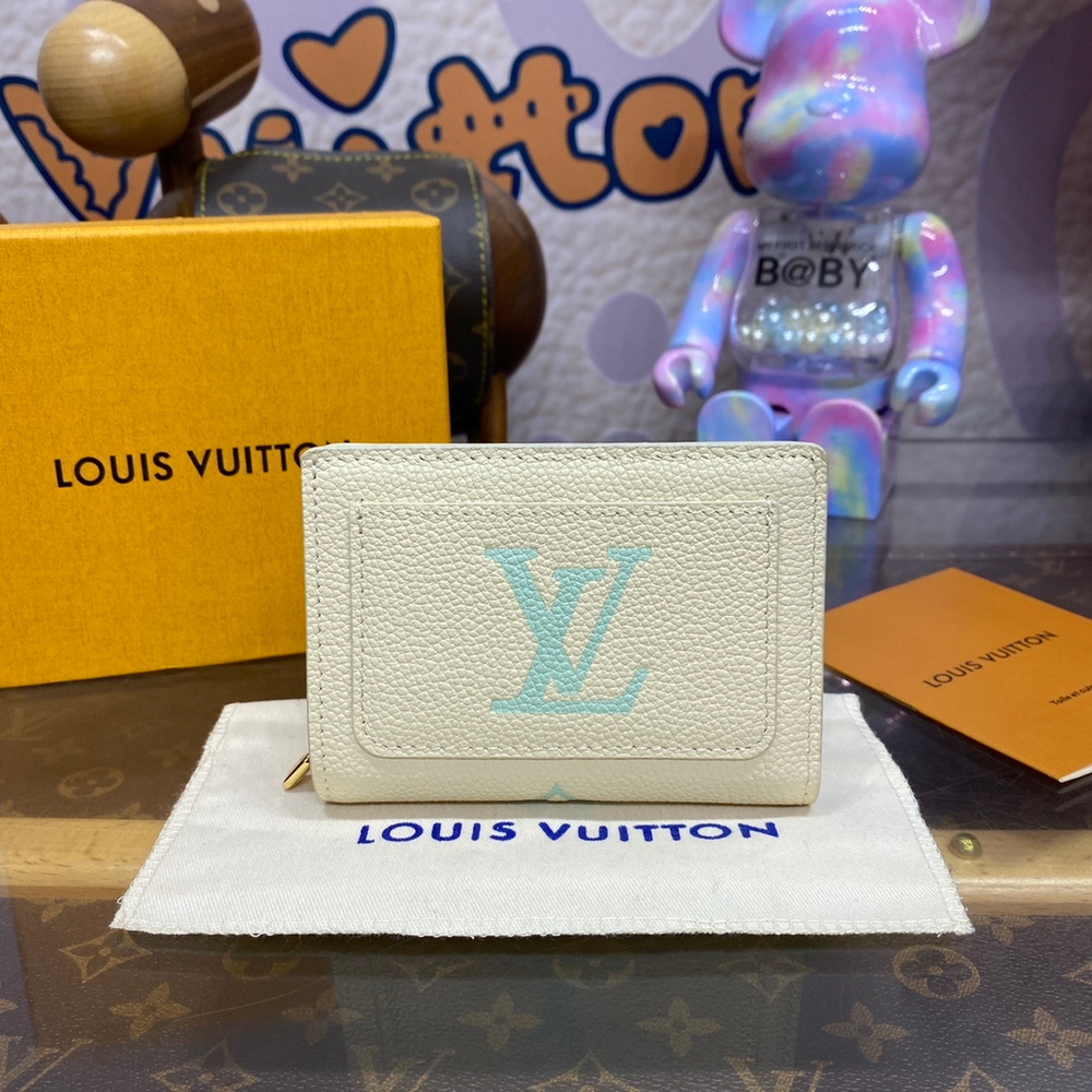 Louis Vuitton Clea Wallet