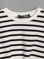 Черно-белый костюм для девочки на лето в полоску