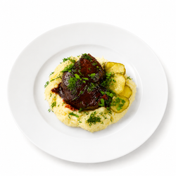 Говяжьи щечки нежным картофельным пюре