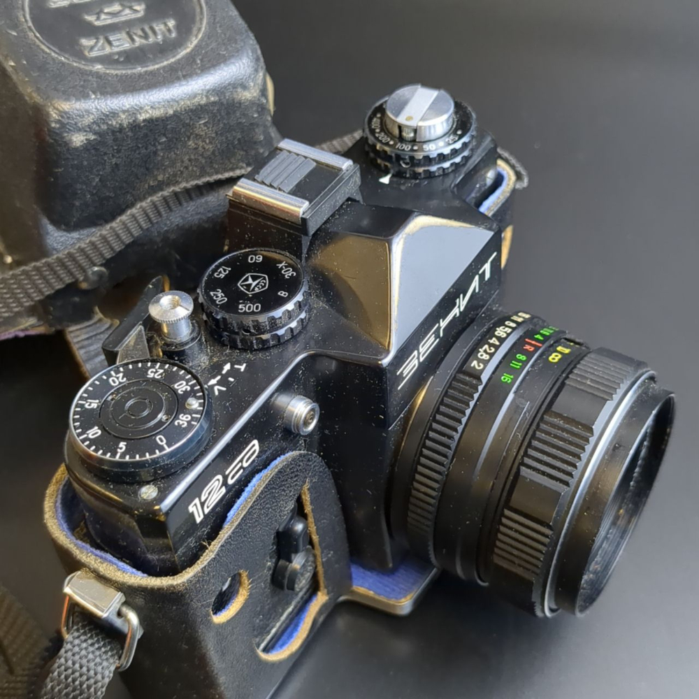 №40 Фотоаппарат плёночный "Зенит-12" с объективом "Гелиос-44м-4", металл, пластик, стекло, Красногорский механический завод (КМЗ), СССР, 1983-1991 гг.