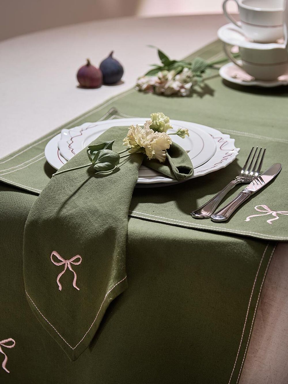 Дорожка на стол Fancy Bows оливкового цвета из коллекции Essential, 45x150 см