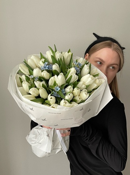 Букет из 51 белого тюльпана и незабудок - L