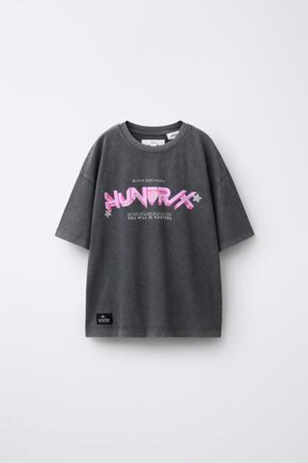 ZARA ФУТБОЛКА С ЭФФЕКТОМ ПОТЕРТОСТИ И ПРИНТОМ KPOP DEMON HUNTERS™ NETFLIX ©, ТЕМНЫЙ АНТРАЦИТ