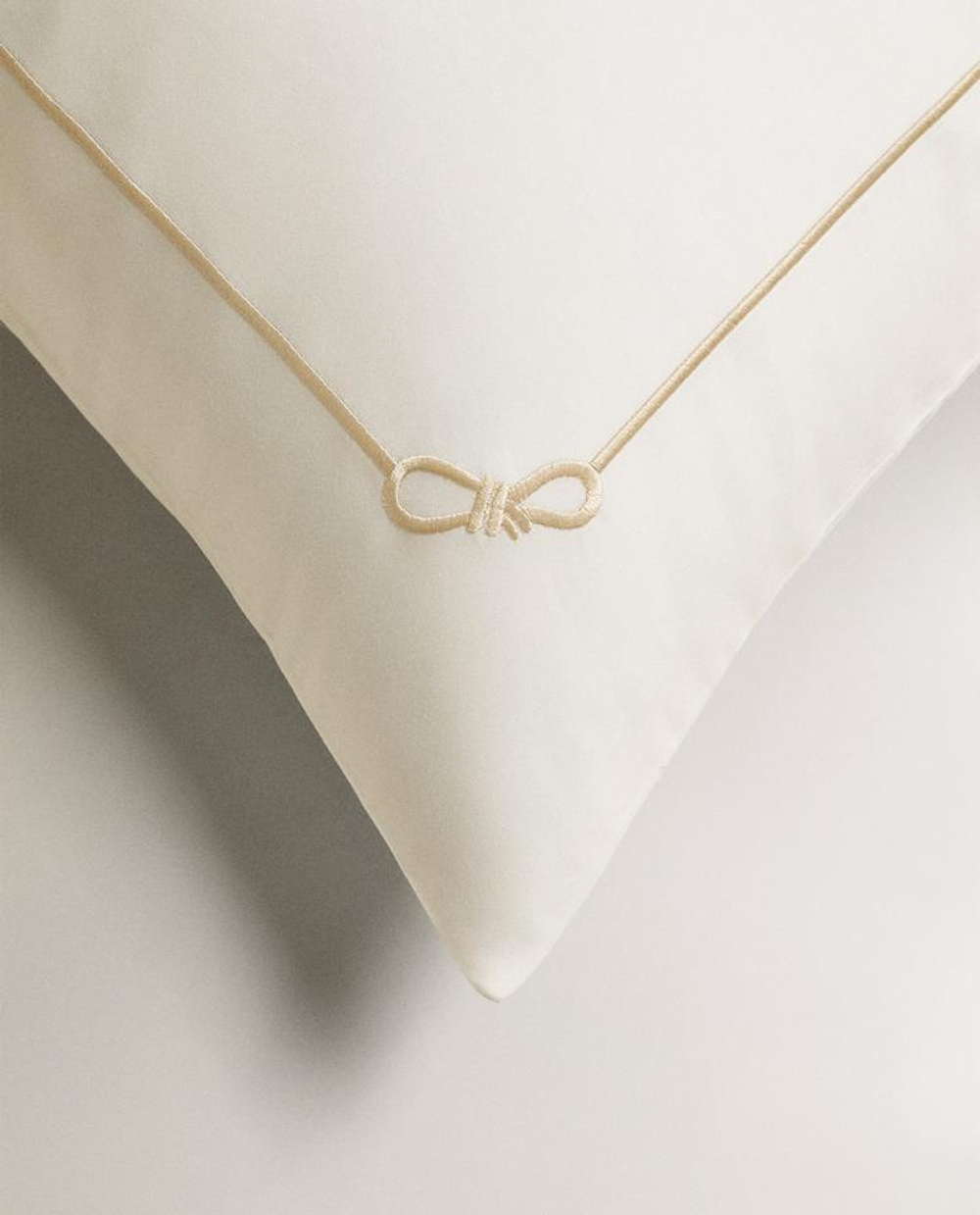 ZARA HOME САТИНОВАЯ НАВОЛОЧКА С КОНТРАСТНОЙ КАЙМОЙ, ЗОЛОТОЙ