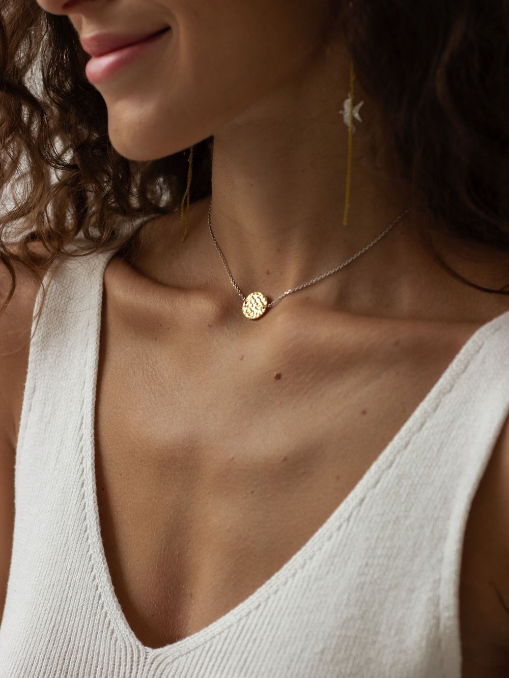 Колье-чокер с позолоченным битым медальоном на тонкой цепочке