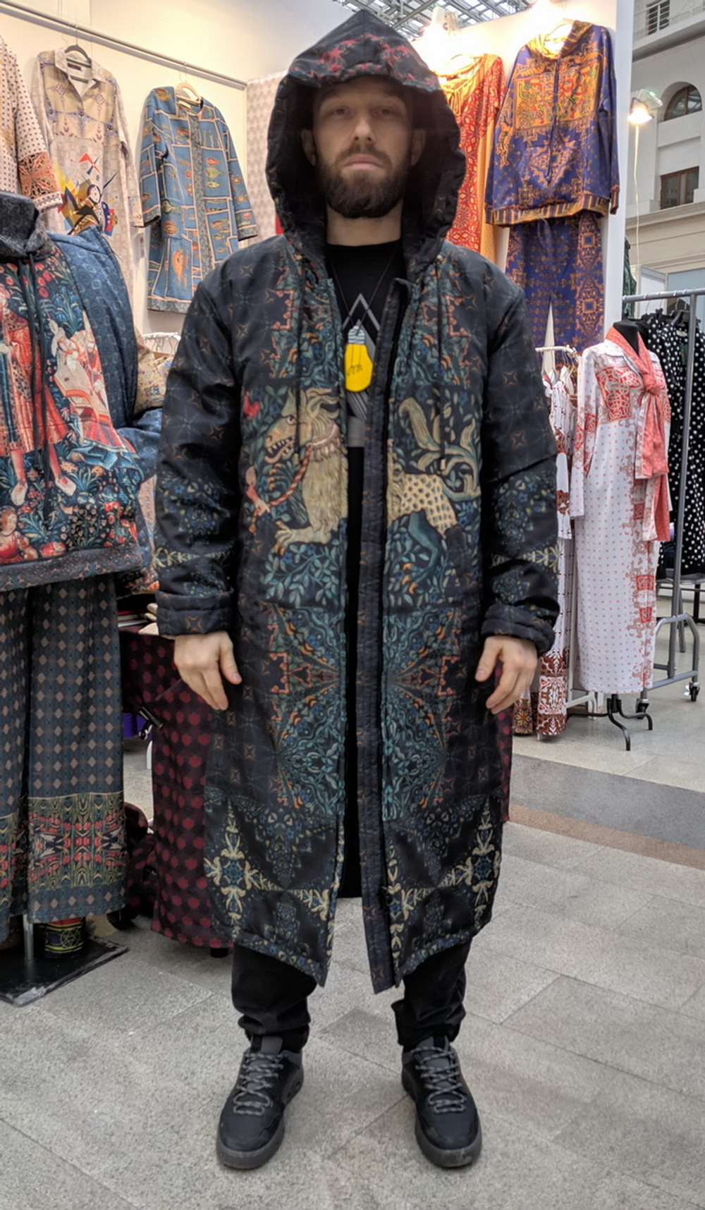 Пальто "Ручной волк", по мотивам средневекового гобелена с изображением мифического волка