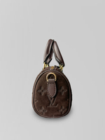 Сумочка M81085 замшевая на коротких ручках с ремешком в комплекте