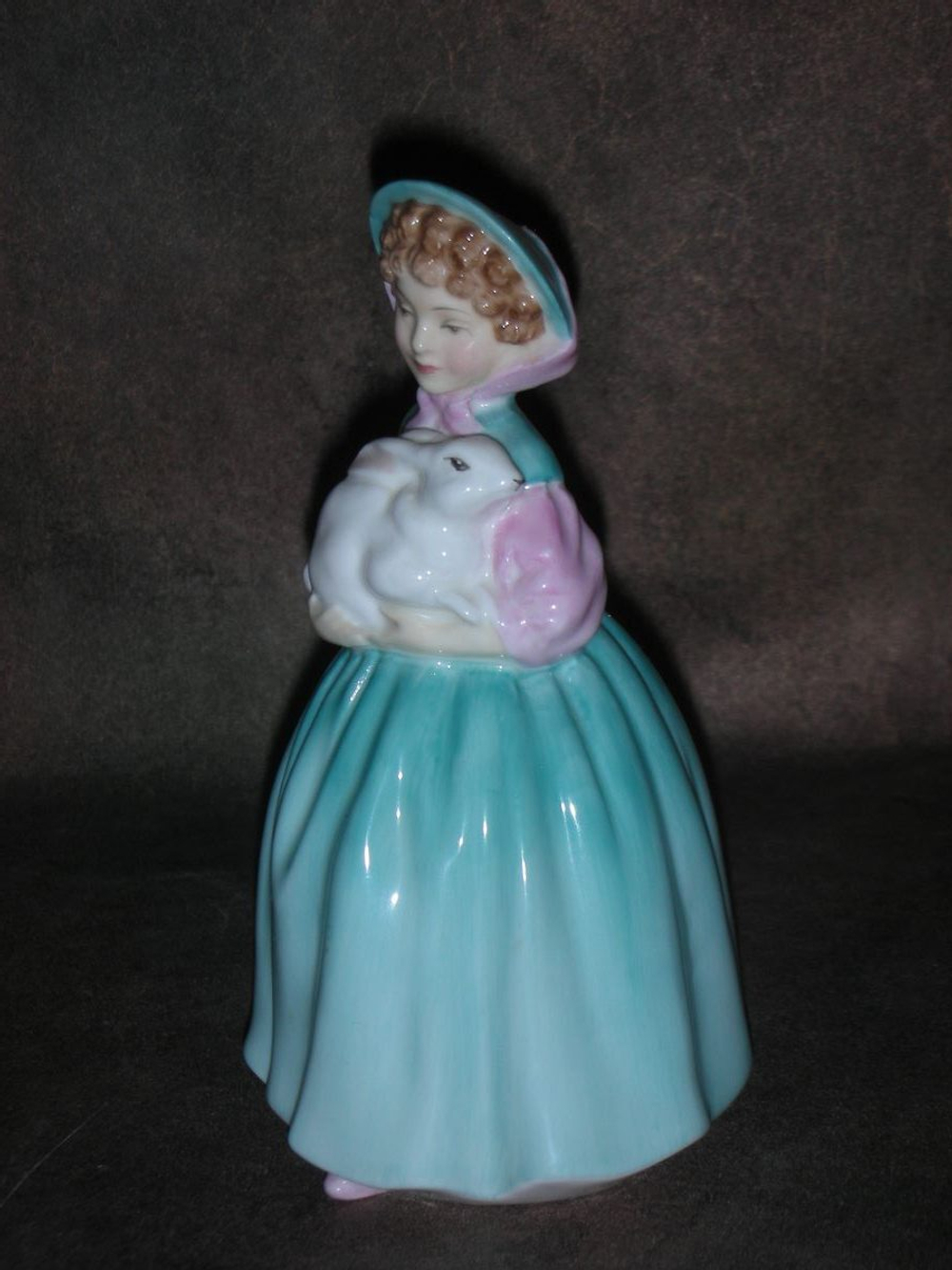 Статуэтка. Фарфор. Девочка с кроликом. Royal Doulton. Англия
