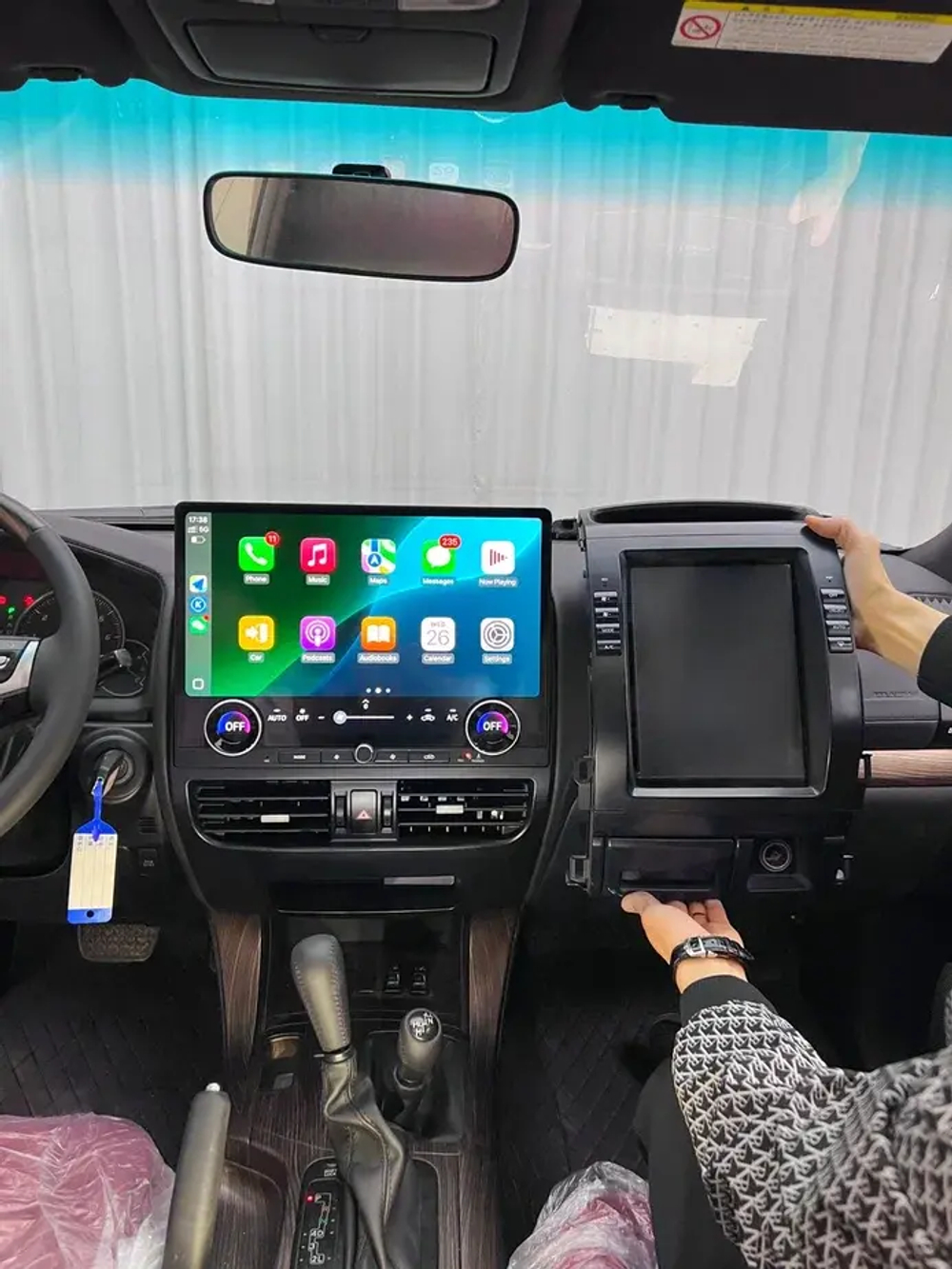 Магнитола для Toyota Land Cruiser Prado 120, Lexus GX470 - Carmedia ZF-3036-GE вертикальный экран в стиле "Тесла" 16.8" на Android 13, 8Гб+128Гб, CarPlay, 4G SIM-слот