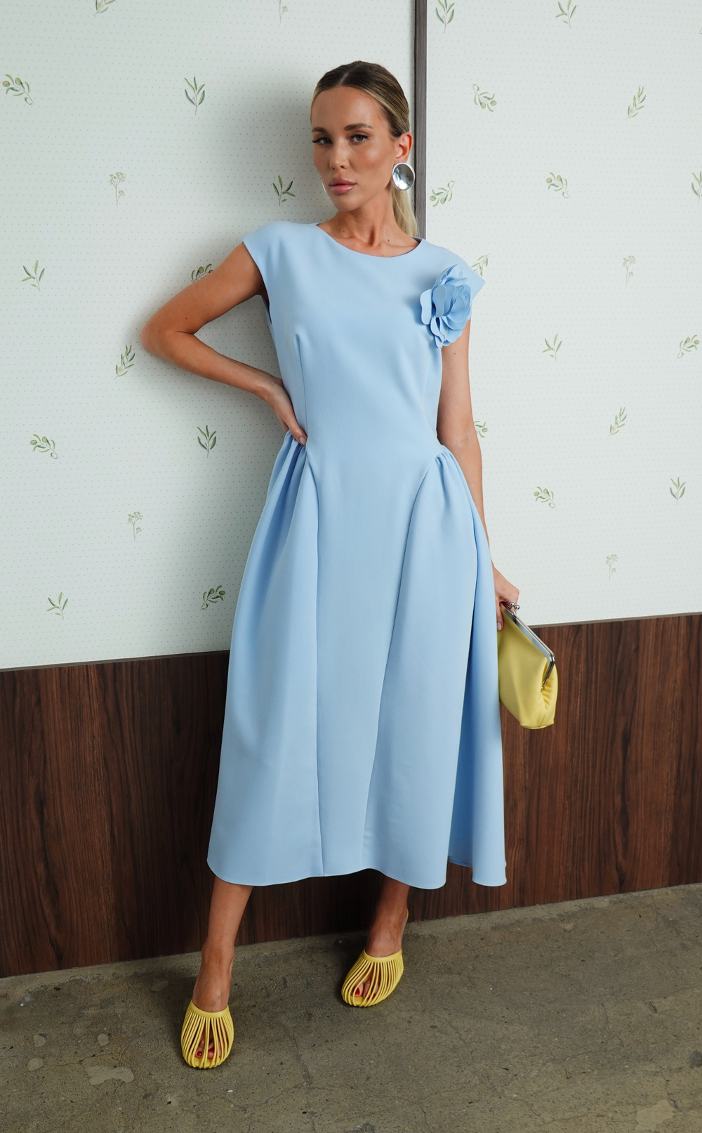 Платье в длине миди с акцентной талией