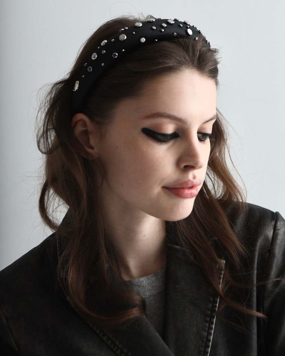 Ободок из черного шелка с серебристыми клепками