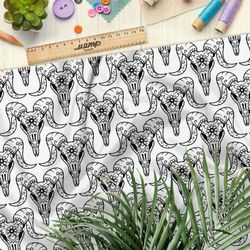 Ткань кулирная гладь сахарные козьи черепа на белом фоне