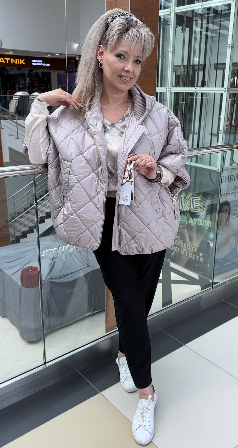 Светлый жилет на пуху с вязанным капюшоном