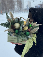 Композиция в ящике с птичкой и новогодним декором