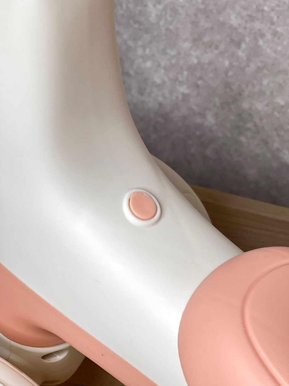 Беговел от 2 лет с музыкой розовый (74737-2)