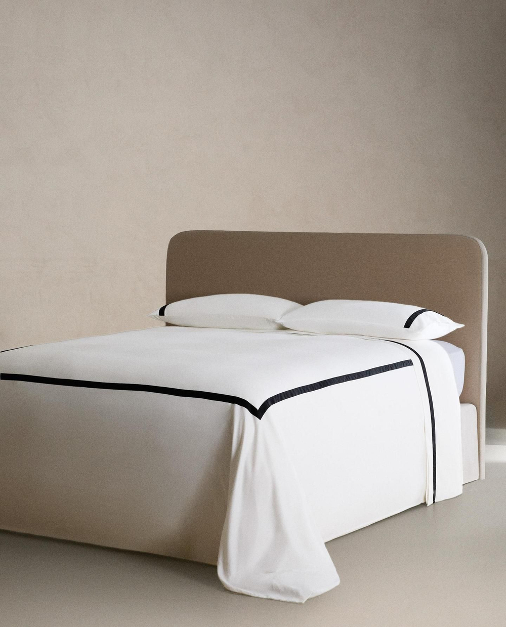 Zara Home - Атласная простыня с бордюром, черный, 160x280 см