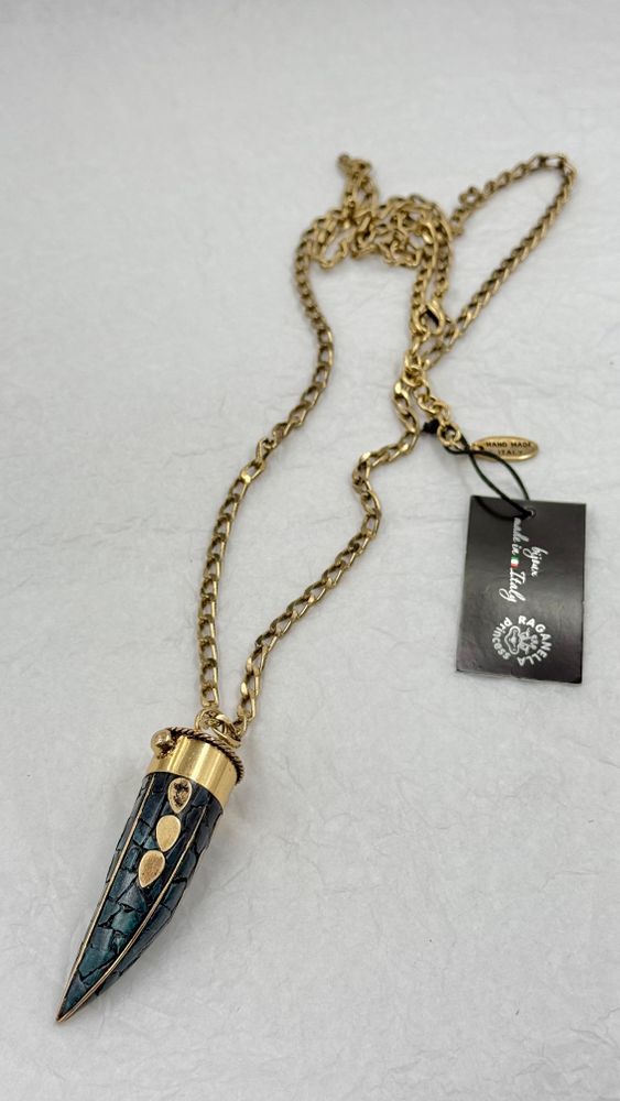 Кулон клык прессованным бериллом на длинной золотой цепочке Кулон клык прессованным бериллом на длинной золотой цепочке