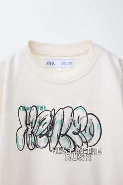 ZARA ФУТБОЛКА С ПРИНТОМ ГРАФФИТИ, ЭКРЮ
