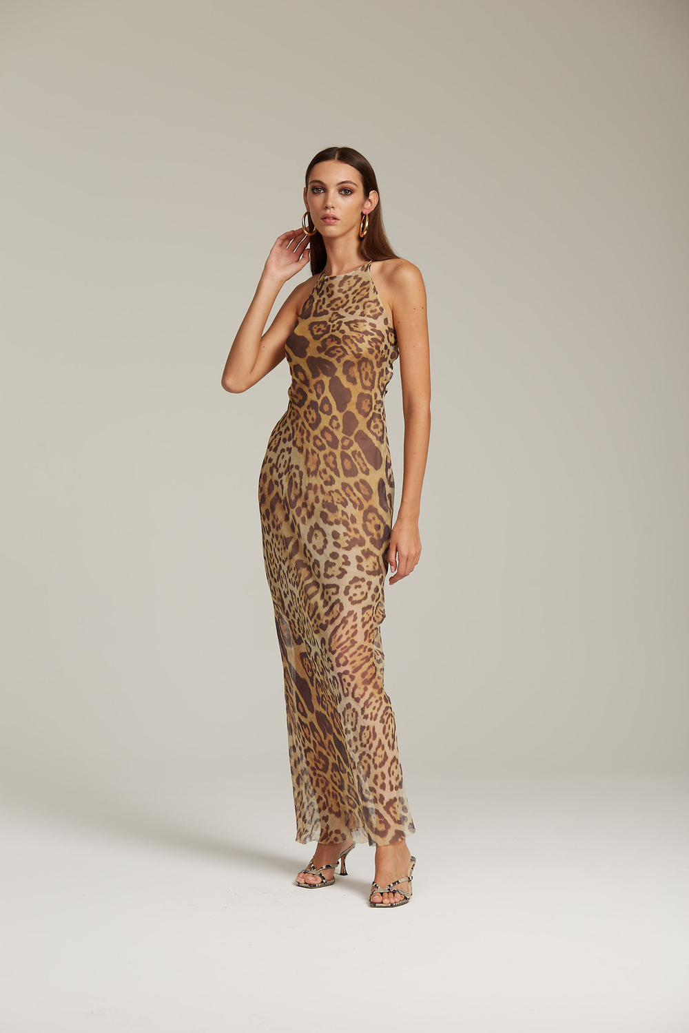 Платье с леопардовым принтом и открытой спиной