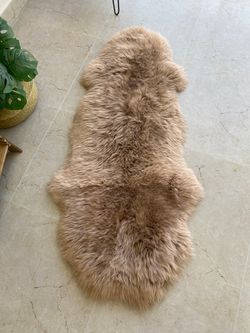 Шкура коврик меховой прикроватный овчина, 150х60 см. Капучино