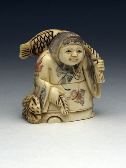 Нэцкэ Гейша с огромной рыбой