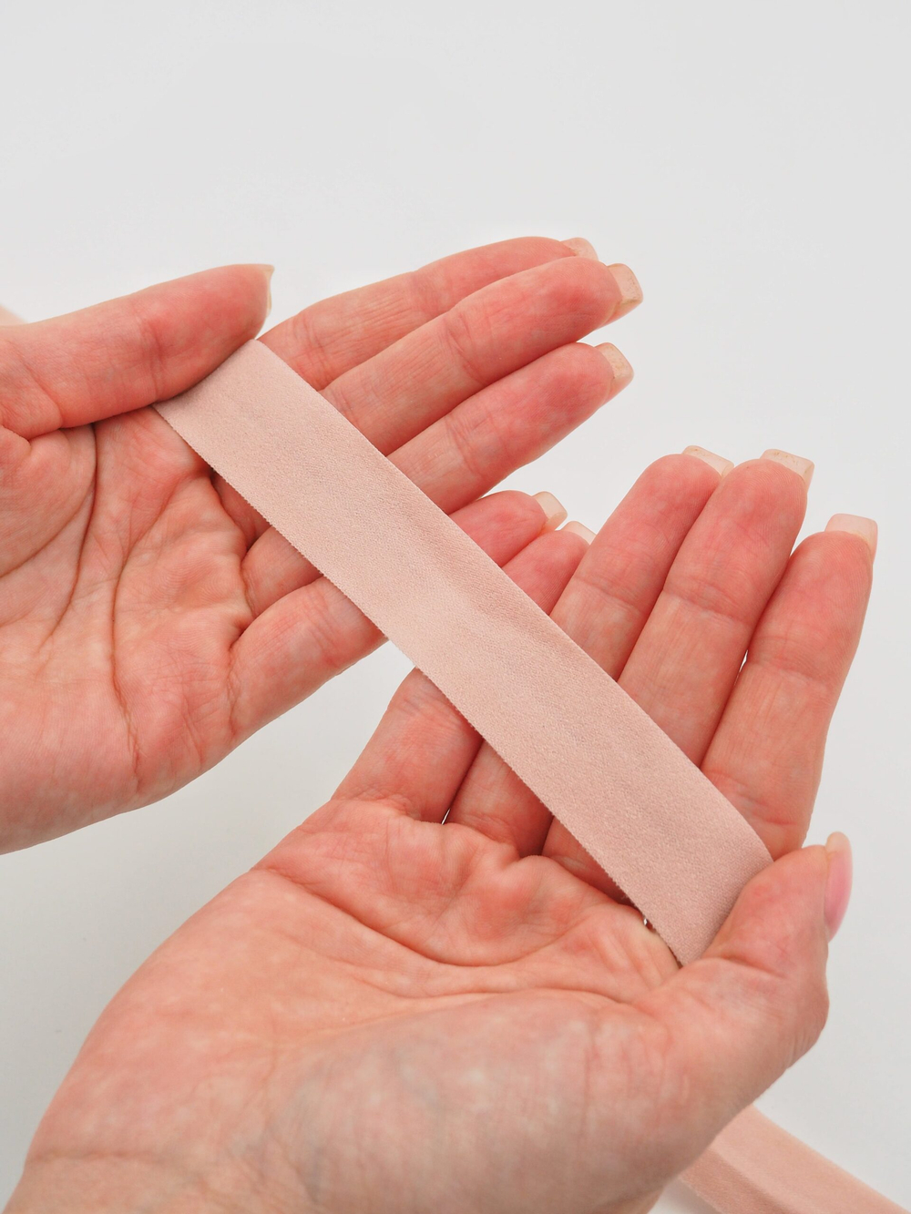 Бейка эластичная пудровая матовая ширина 20 мм