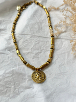 Чокер с монетой. Плетение выполнено в форме рыбок. Оттенок золото антик. Регулировка длины.