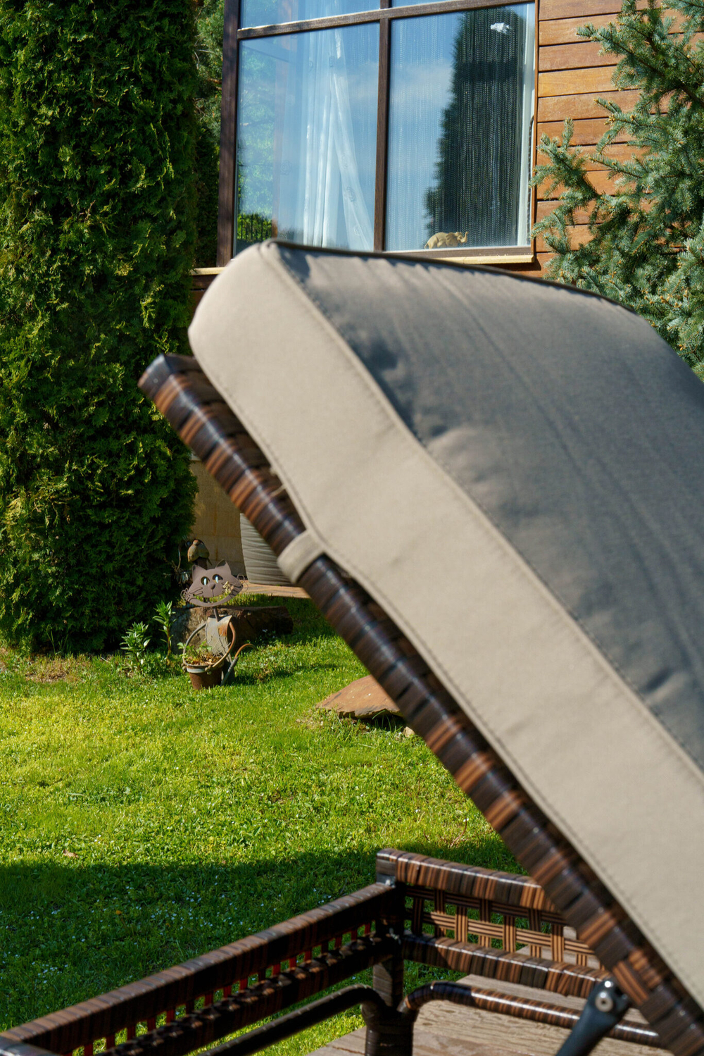 Шезлонг-лежак КОРСИКА (с подушкой) из искусственного ротанга .