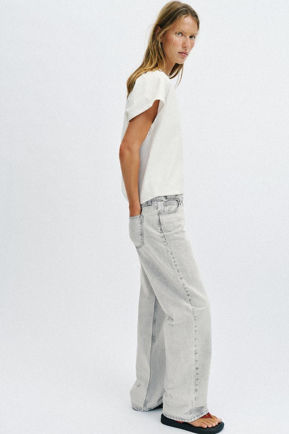 ZARA ФУТБОЛКА В СТИЛЕ РУСТИК С V-ОБРАЗНЫМ ВЫРЕЗОМ, ЖЕЛТОВАТО-БЕЛЫЙ