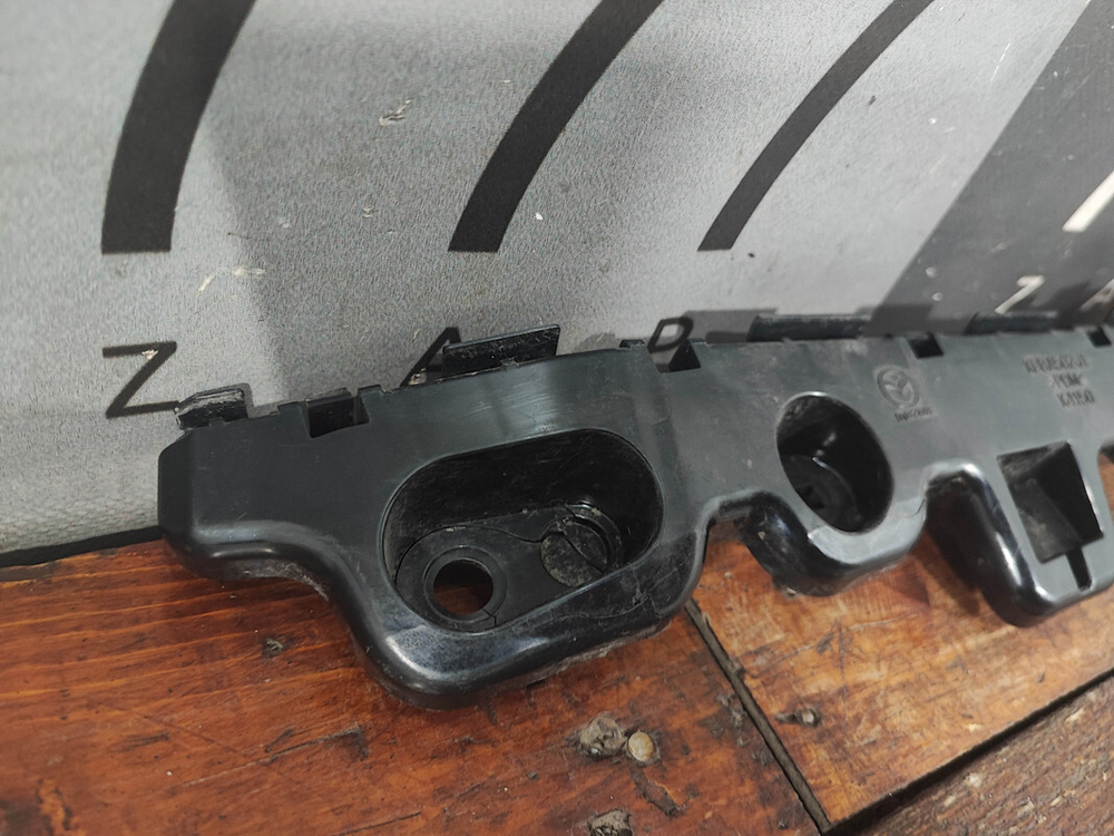 Кронштейн заднего бампера левый Mazda CX-5 2 (KF) 17-нв Б/У Оригинал KB8A502J1