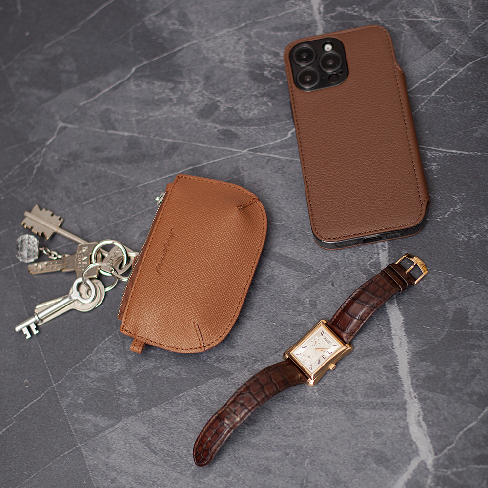 Чехол-книжка кожаная для iPhone 16 Pro Max, теленок цвета шоколад