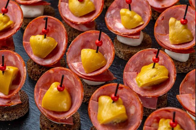 Канапе с чоризо, моцареллой и мини-патиссоном, 20 шт.