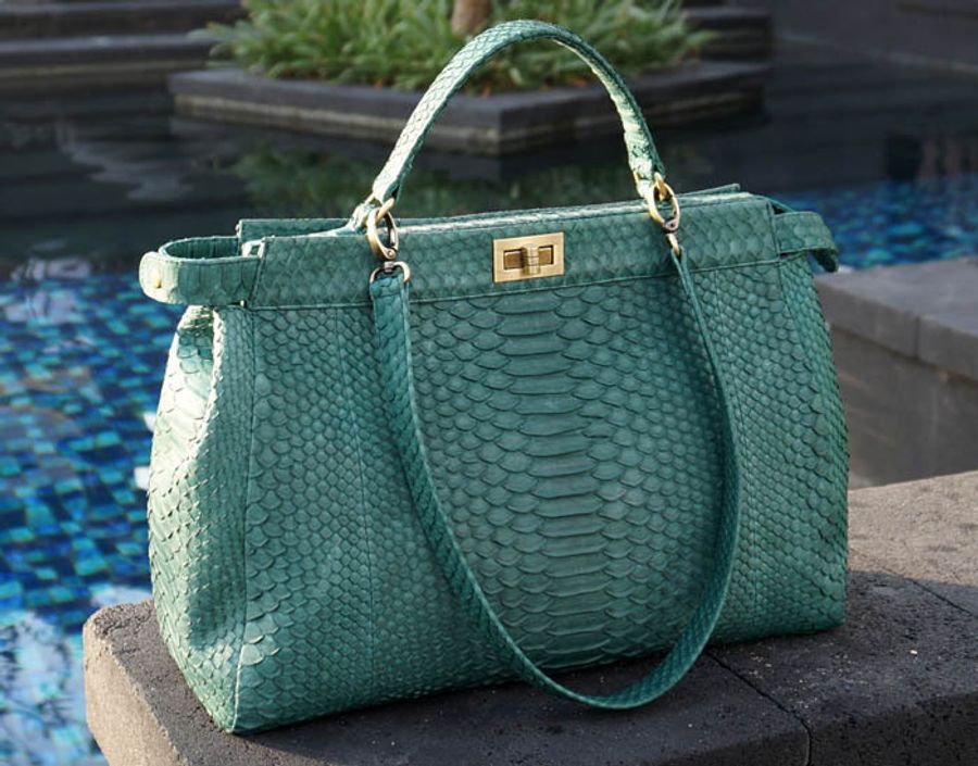 Сумка из кожи питона – великолепная идея Fendi