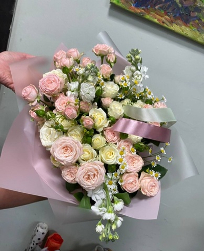 Нежный букет из Микса кустовых роз и маттиола