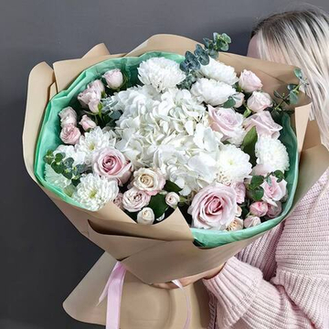 Авторский букет с белой гортензией