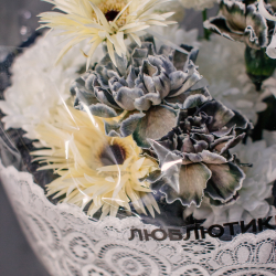 111. Кружевной авторский букет с нерине и диантусами