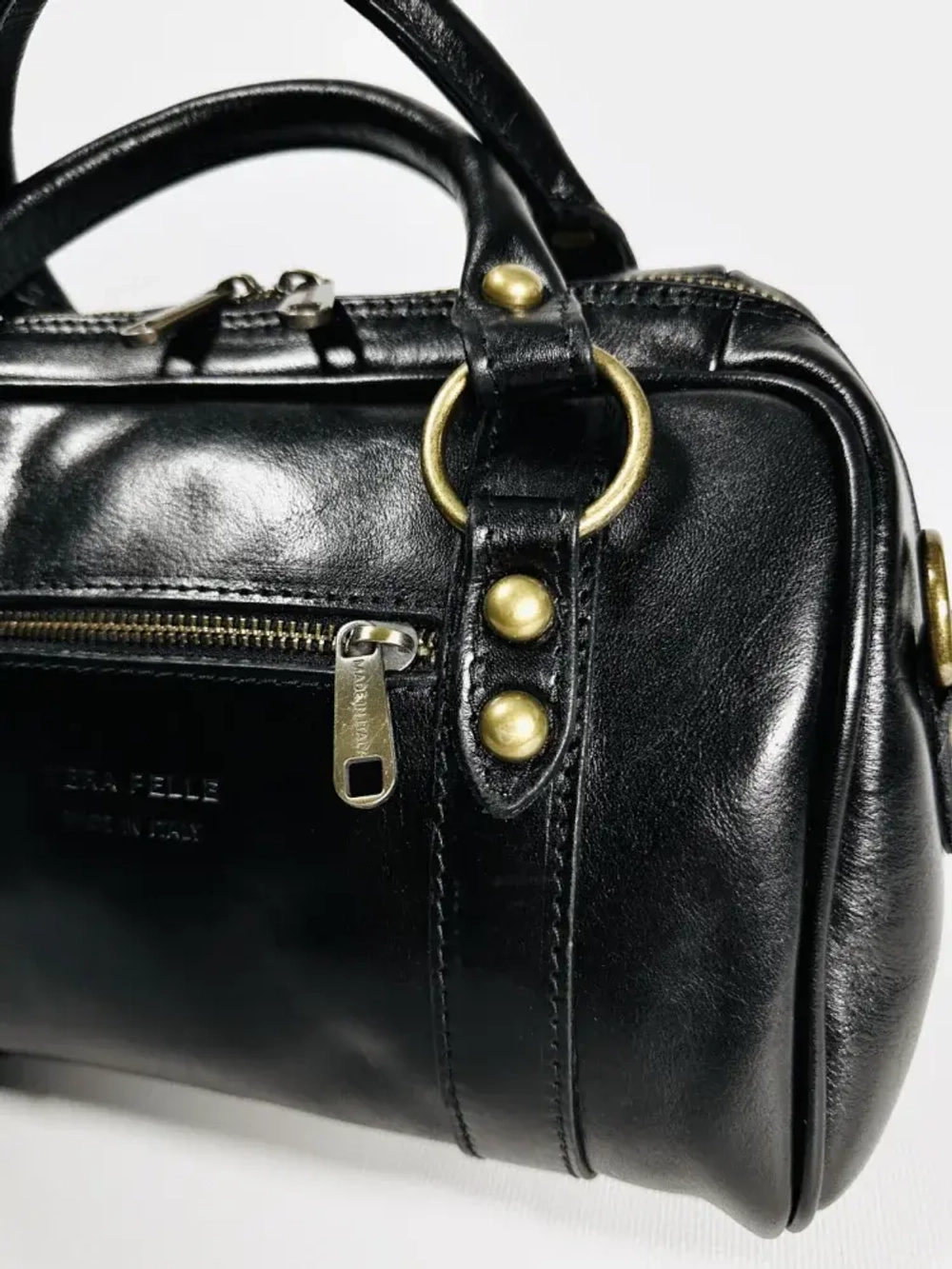 Женская сумка-саквояж из натуральной кожи черного цвета