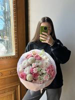 Букет из кустовых роз, кустовых диантусов, маттиолы и хризантемы