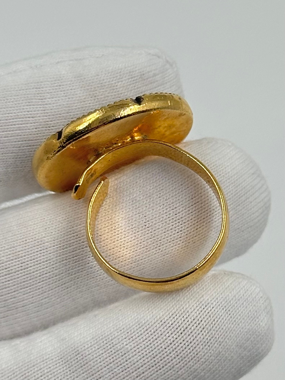 Кольцо с красными кристаллами