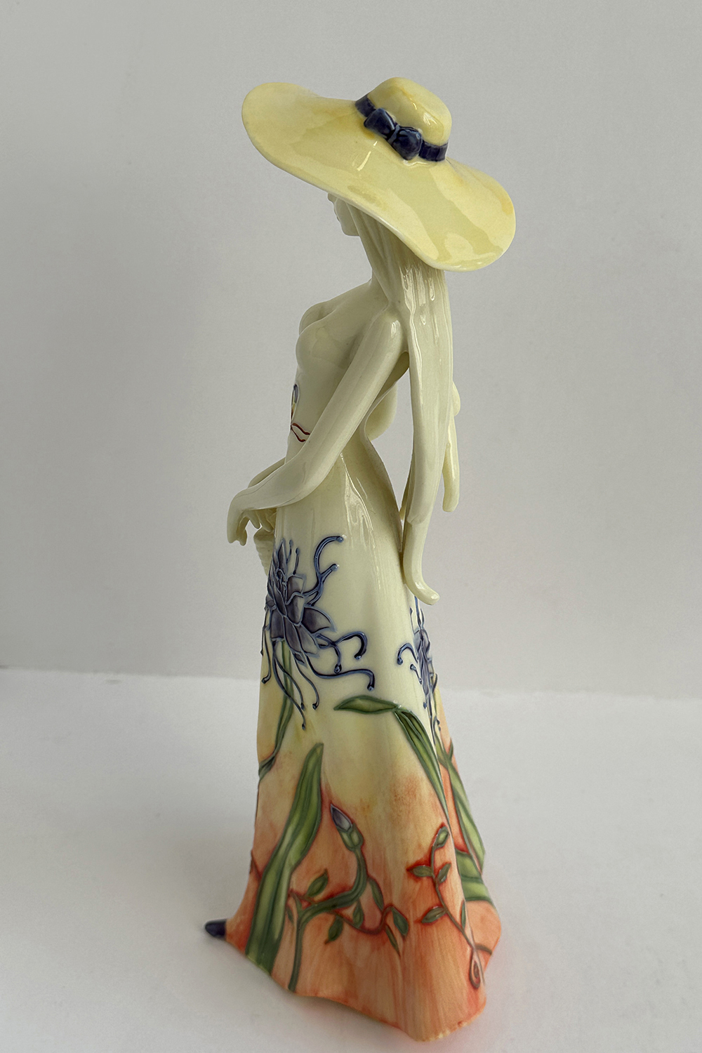 Фарфоровая статуэтка Дама с корзиной цветов в стиле ар-нуво. 1920-е г. Франция, Decor du Galion.