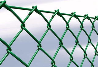 Сетка рабица зеленая ПНД 6005 зеленая (пруток 2,2 мм / высота рулона 1,5 м / 15 пог.м / ячейка 55х55